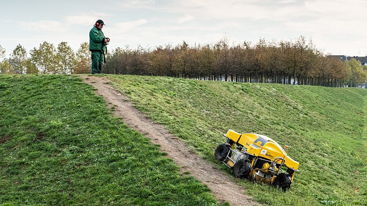 Mähroboter auf einem hanger.