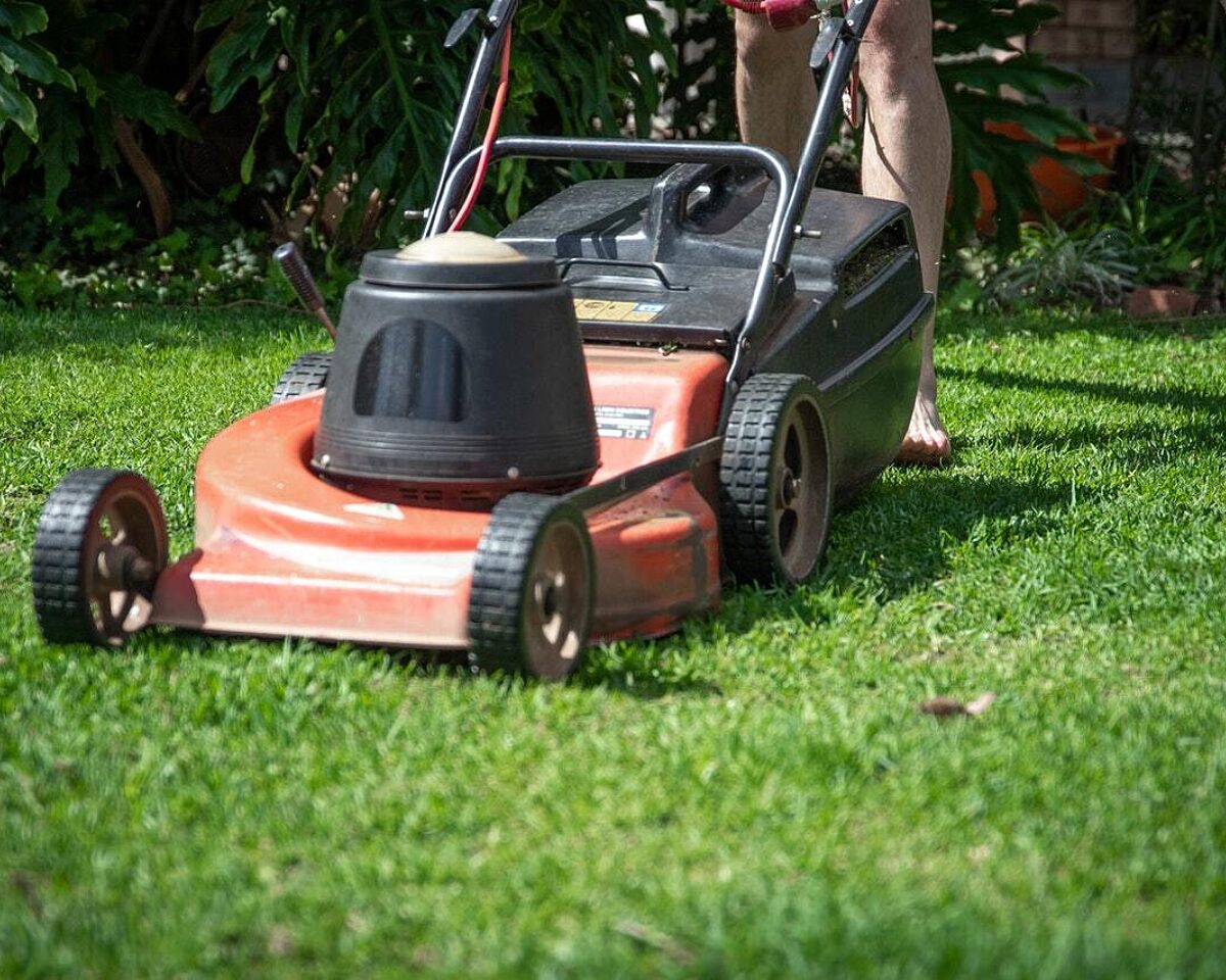 Ein Rasenmäher auf der Wiese.