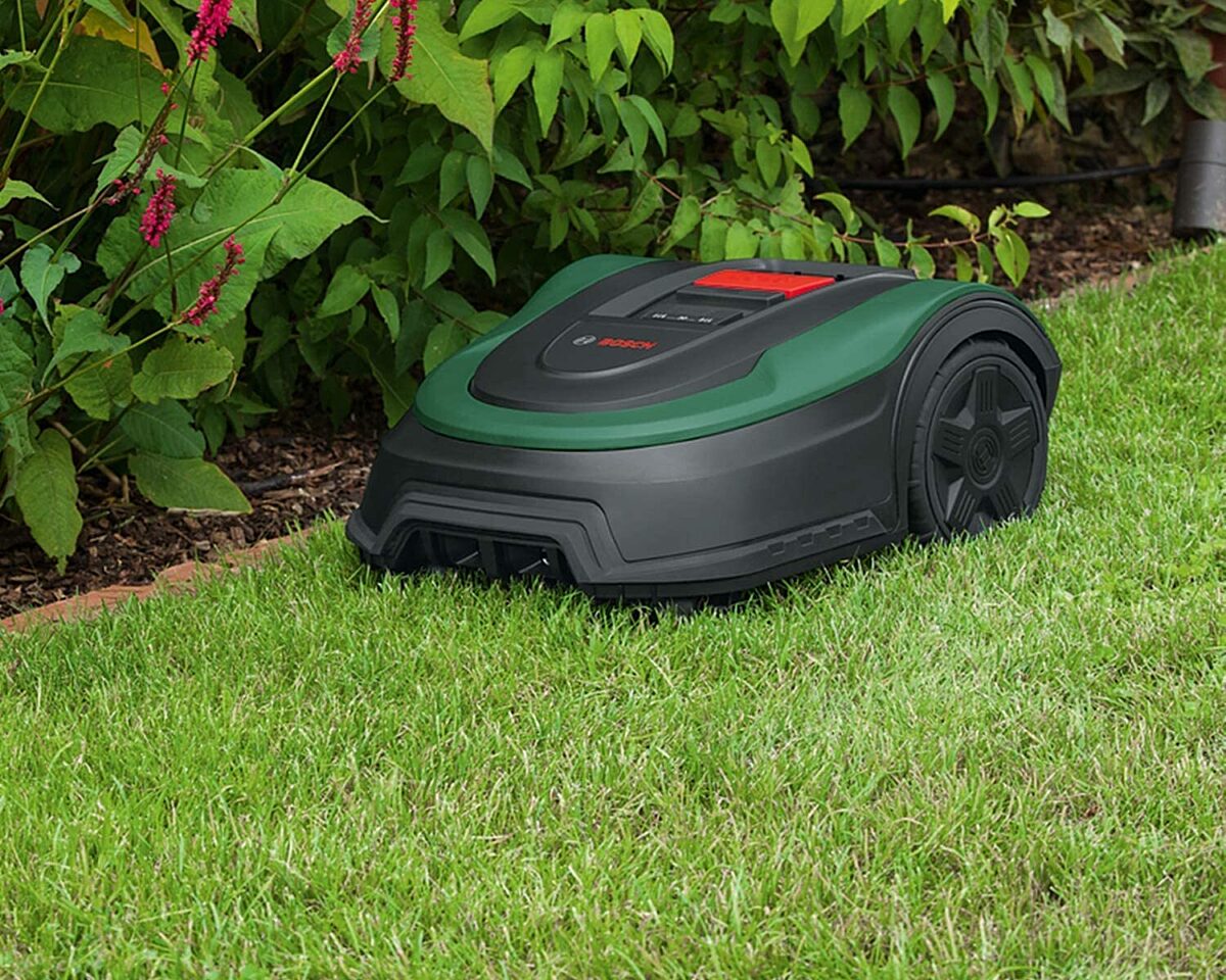 Mähroboter auf dem Rasen.